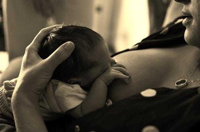 Breastfeeding and Bottle Feeding Hacks for Stress-Free Feeding Time